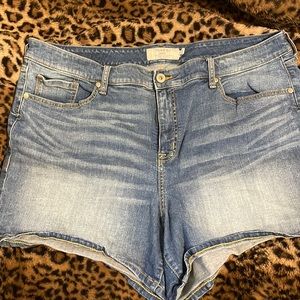 Torrid sz 22 denim shorts. Functional pockets, excellent condition.